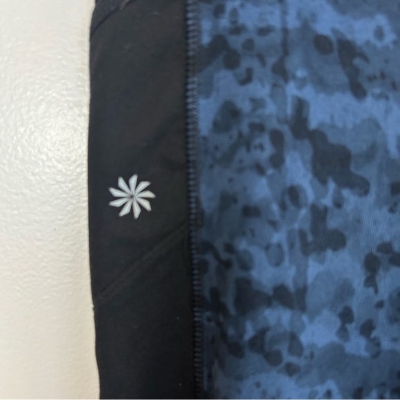 Athleta Be Free Blue Dapple Knicker Cropped Capri Leggings Size Small - Picture 8 of 11
